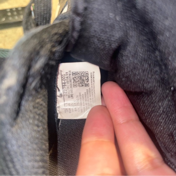 Nike Women's Black and White Sneakers - Picture 6 of 6